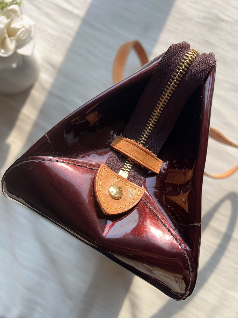 LOUIS VUITTON AMARANTE VERNIS ROSEWOOD AVENUE BAG - Picture 4 of 12